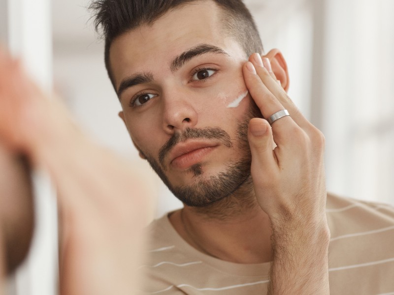 Aftragen Aftershave Rasur