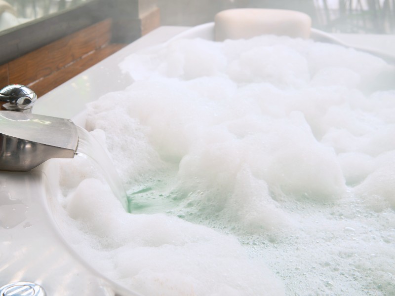 Seife in Badewanne geben